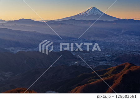 乾徳山から見る早朝の富士山 128682661