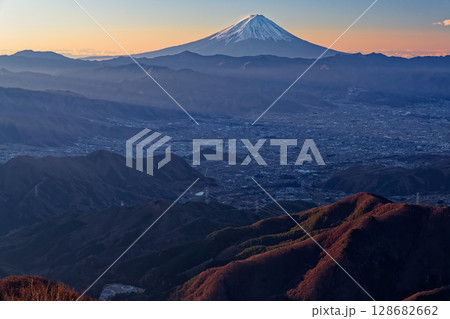 乾徳山から見る早朝の富士山 128682662