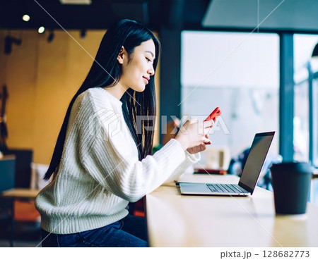 パソコンを操作するビジネスウーマン AI生成画像 パソコンを操作するビジネスウーマン AI生成画像 128682773