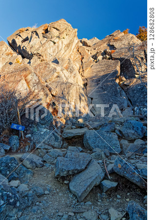 乾徳山山頂直下の鎖場と鳳岩 乾徳山山頂直下の鎖場と鳳岩 128682808