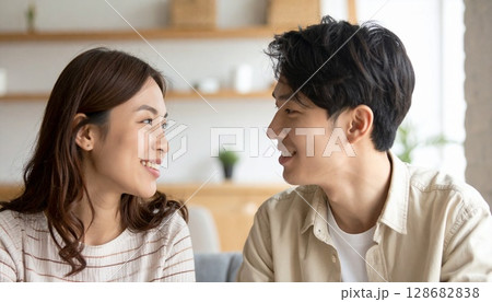 見つめ合う20代カップルの微笑み 128682838