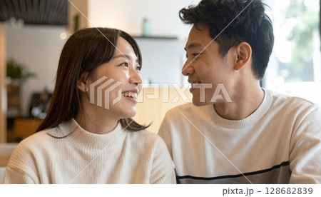 見つめ合う20代カップルの微笑み 128682839