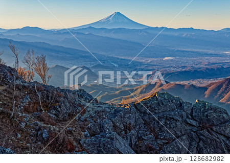 乾徳山山頂直下から見る朝の富士山 乾徳山山頂直下から見る朝の富士山 128682982