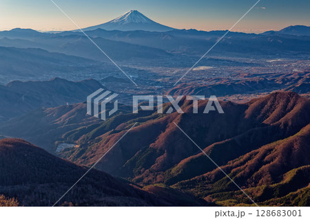 乾徳山山頂直下から見る朝の富士山 128683001