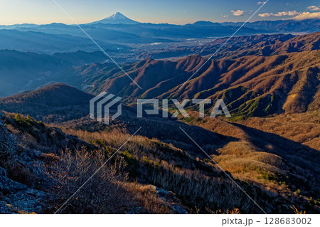 乾徳山山頂直下から見る朝の富士山 128683002