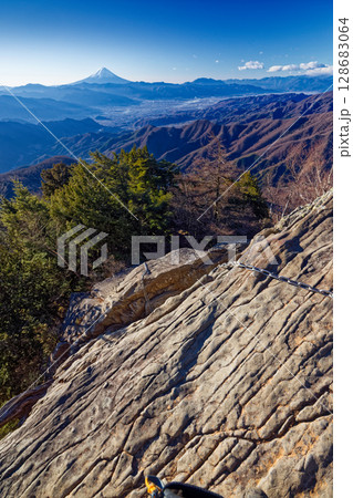 乾徳山稜線の鎖場と朝の富士山 128683064