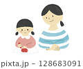 絵を描いている子どもを見守る母 128683091