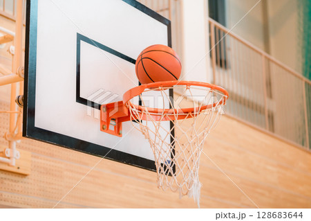 体育館にあるバスケットゴール・バスケットリング・バスケットボード 128683644