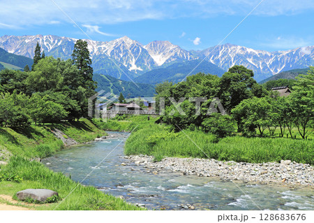 白馬の夏 大出の吊り橋と北アルプス 白馬の夏 大出の吊り橋と北アルプス 128683676