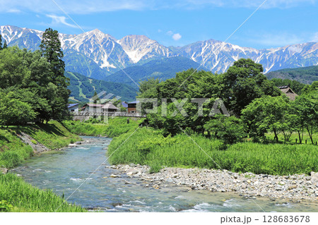 白馬の夏　大出の吊り橋と北アルプス 128683678