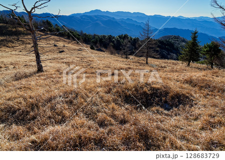 乾徳山・扇平の草原から見る大菩薩の山並み 128683729