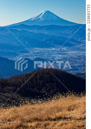 冬の乾徳山・扇平の草原から見る富士山 128683735