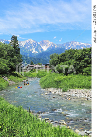 白馬の夏 大出の吊り橋と北アルプス 白馬の夏 大出の吊り橋と北アルプス 128683746