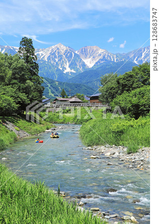 白馬の夏　大出の吊り橋と北アルプス 128683747