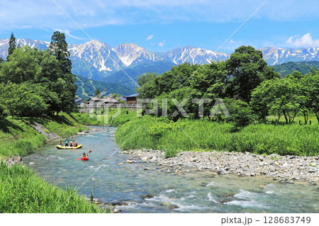 白馬の夏　大出の吊り橋と北アルプス 128683749