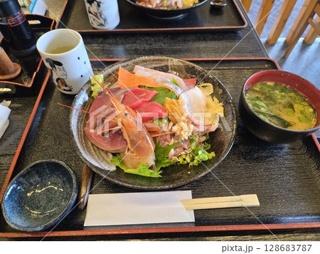 海鮮丼　Japanese Seafood Bowl in Anime Style 128683787