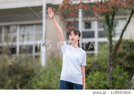 体育祭で選手宣誓する体操着姿の女子生徒 128683808