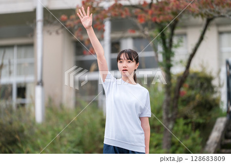 体育祭で選手宣誓する体操着姿の女子生徒 128683809