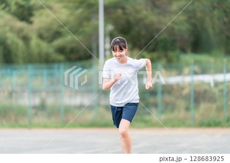 学校の校庭で走る中学生・高校生の女の子(部活・運動会・体育祭・クラスマッチ・陸上大会・陸上部) 学校の校庭で走る中学生・高校生の女の子(部活・運動会・体育祭・クラスマッチ・陸上大会・陸上部) 128683925