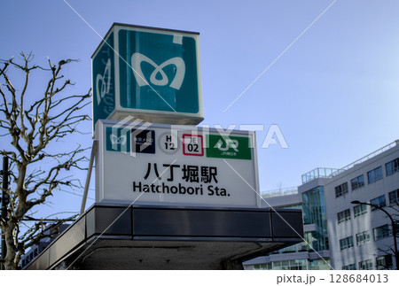 地下鉄八丁堀駅へ降りる階段が設置されている風景 128684013