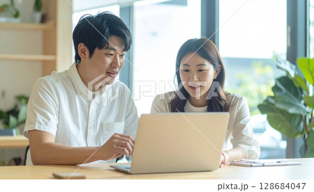 プロジェクトを共有する20代の男女社員 128684047