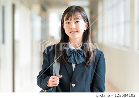 学校の廊下を歩く制服姿の小学生,中学生,高校生の女子生徒 学校の廊下を歩く制服姿の小学生,中学生,高校生の女子生徒 128684102