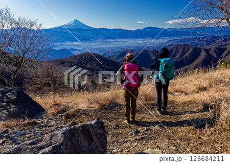 乾徳山・扇平のハイカーと富士山の眺め 乾徳山・扇平のハイカーと富士山の眺め 128684211