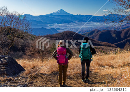 乾徳山・扇平のハイカーと富士山の眺め 128684212
