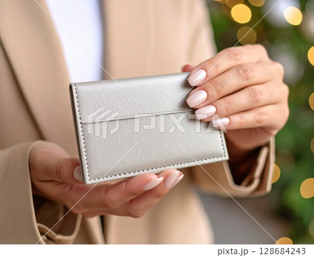 洗練されたビジネスシーン：名刺ケースと上品な指先 128684243
