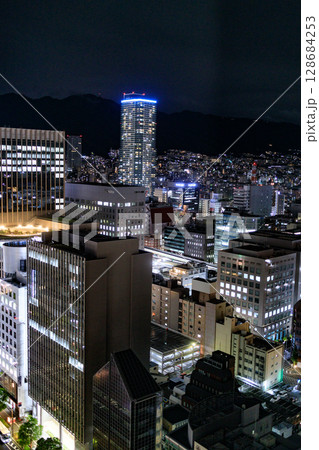 神戸市役所の展望台から見下ろす神戸市街の夜景 128684253