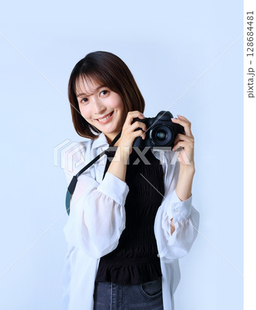 一眼レフカメラと女性イメージ 128684481
