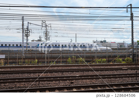 名鉄・名古屋本線・栄生駅にて（東海道新幹線に並行） 128684506