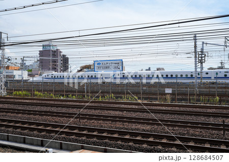 名鉄・名古屋本線・栄生駅にて（東海道新幹線に並行） 128684507