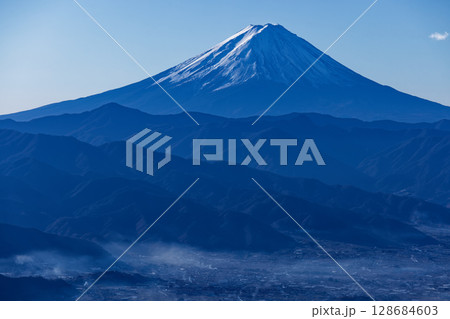 乾徳山・扇平から見る富士山と塩山市街 128684603