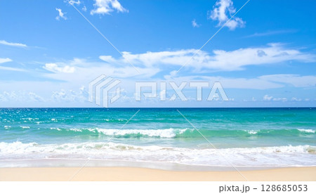 青空と海が広がる夏のビーチ風景 128685053