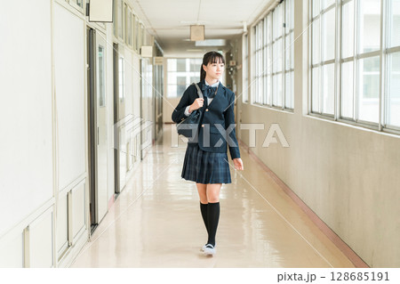 学校の廊下を歩く制服姿の小学生,中学生,高校生の女子生徒 学校の廊下を歩く制服姿の小学生,中学生,高校生の女子生徒 128685191