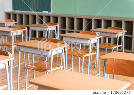 黒板のある教室・校舎のイメージ（ロッカー） 128685277