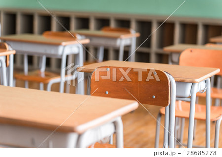 黒板のある教室・校舎のイメージ（ロッカー） 128685278