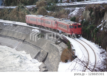 雨晴海岸 氷見線 キハ40 雨晴海岸 氷見線 キハ40 128685301
