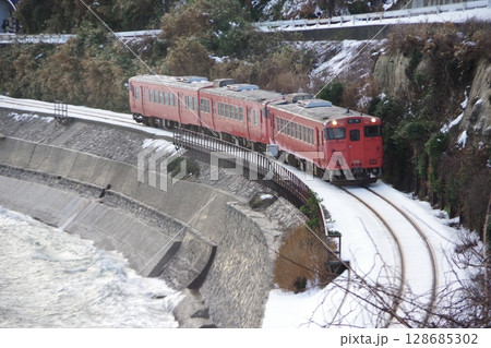雨晴海岸 氷見線 キハ40 128685302