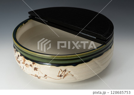 織部の平水指(蓋が開いている状態)|茶席を彩る美しい緑釉の茶道具 織部の平水指(蓋が開いている状態)|茶席を彩る美しい緑釉の茶道具 128685753