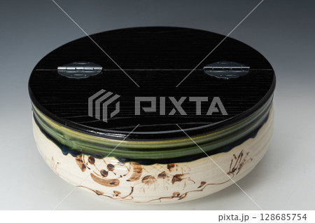 織部の平水指｜茶席を彩る美しい緑釉の茶道具 128685754