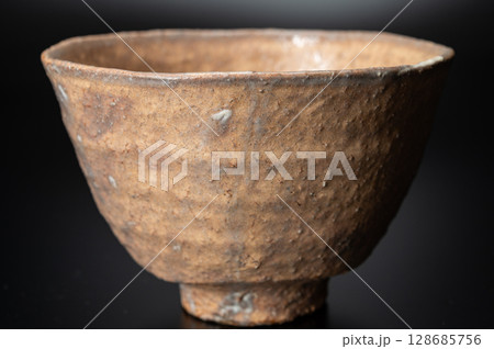 萩焼の井戸茶碗｜十二代 坂倉新兵衛 作の抹茶碗 128685756