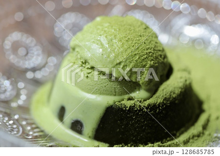 ガラス皿の上の抹茶わらび餅と抹茶アイスクリーム 128685785