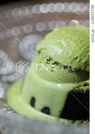 ガラス皿の上の抹茶わらび餅と抹茶アイスクリーム 128685786