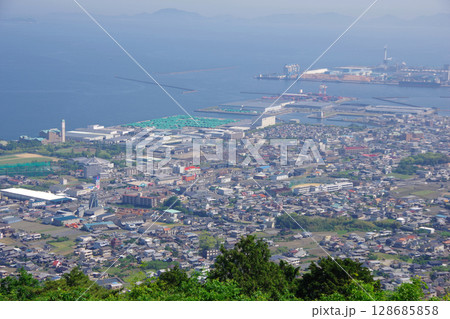 愛媛県四国中央市　具定展望台から中之庄町周辺を望む 128685858