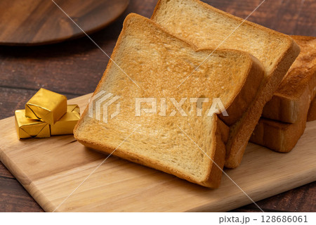 焼き立てのトースト  128686061