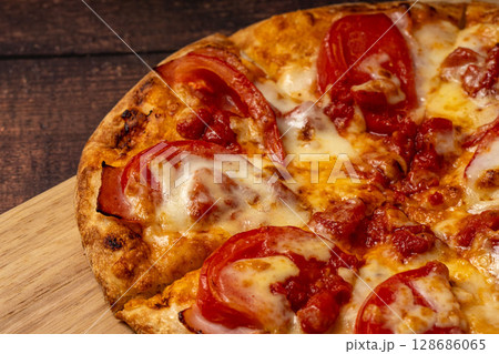 焼き立てのピザ  128686065