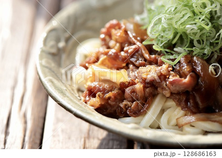 ネギたっぷり牛すき肉のせ冷やしうどん ぶっかけ冷やしうどん ネギたっぷり牛すき肉のせ冷やしうどん ぶっかけ冷やしうどん 128686163