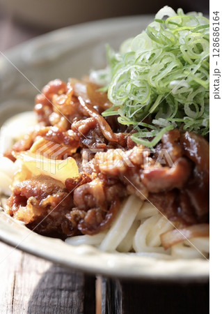 ネギたっぷり牛すき肉のせ冷やしうどん ぶっかけ冷やしうどん ネギたっぷり牛すき肉のせ冷やしうどん ぶっかけ冷やしうどん 128686164